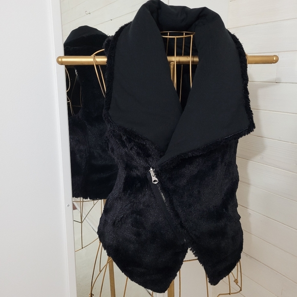 Armani Exchange reversible faux fur vest - Picture 13 of 13